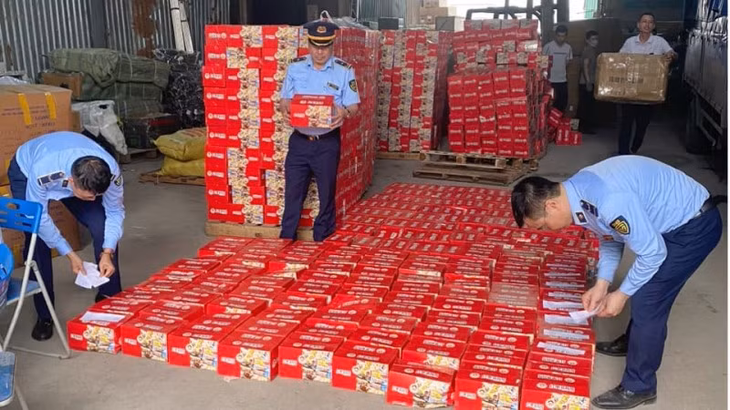 Đội QLTT số 1 (Chi cục QLTT Hà Nội) phát hiện 1.300 thùng bánh trên bao bì thể hiện chữ tượng hình và không có nội dung thể hiện nguồn gốc xuất xứ. (Ảnh: Chi cục QLTT Hà Nội)