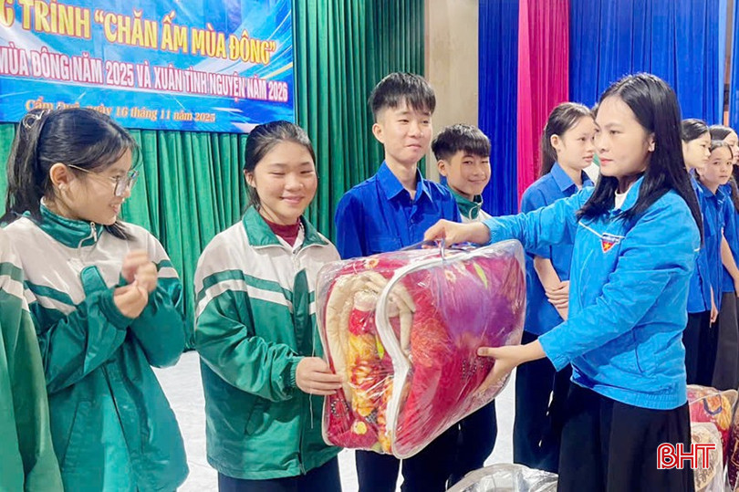 bqbht_br_doan-xa-cam-due-trao-tang-cac-suat-qua-cho-doan-vien-thanh-nien-kho-khan-tren-dia-ban.jpg