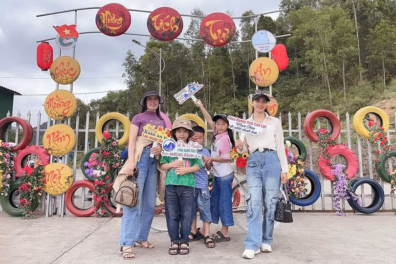 Cồng check in được tái chế từ lốp xe của Huyện đoàn Can Lộc tại Khu di tích chùa Hương đã thu hút nhiều du khách tới chụp ảnh..jpg