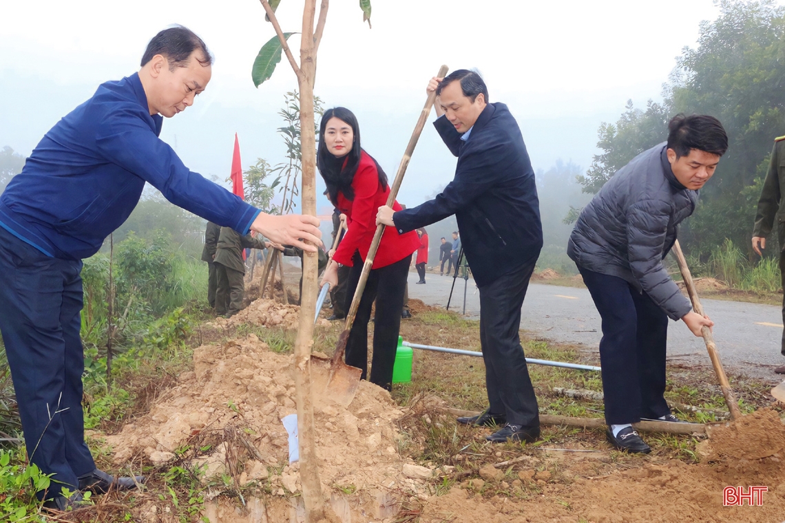 Bí thư Tỉnh ủy tham gia nhiều hoạt động ý nghĩa đầu năm mới tại huyện Vũ Quang