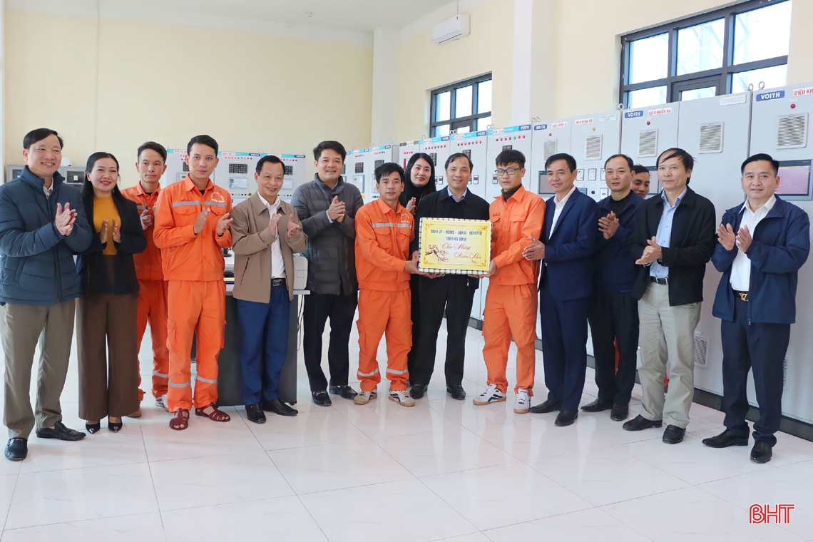 Bí thư Tỉnh ủy tham gia nhiều hoạt động ý nghĩa đầu năm mới tại huyện Vũ Quang
