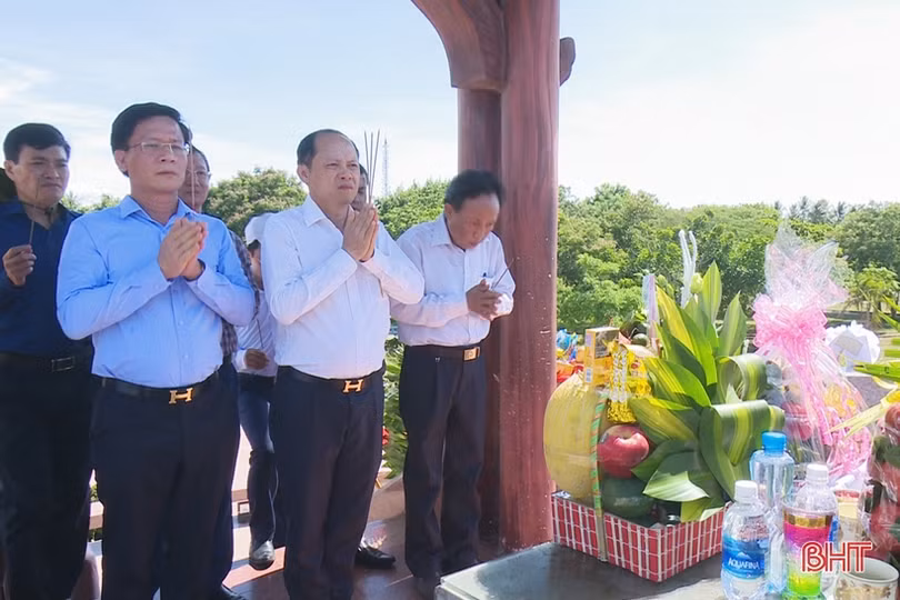Đoàn đại biểu các địa phương Hà Tĩnh dâng hương tưởng nhớ các anh hùng liệt sỹ
