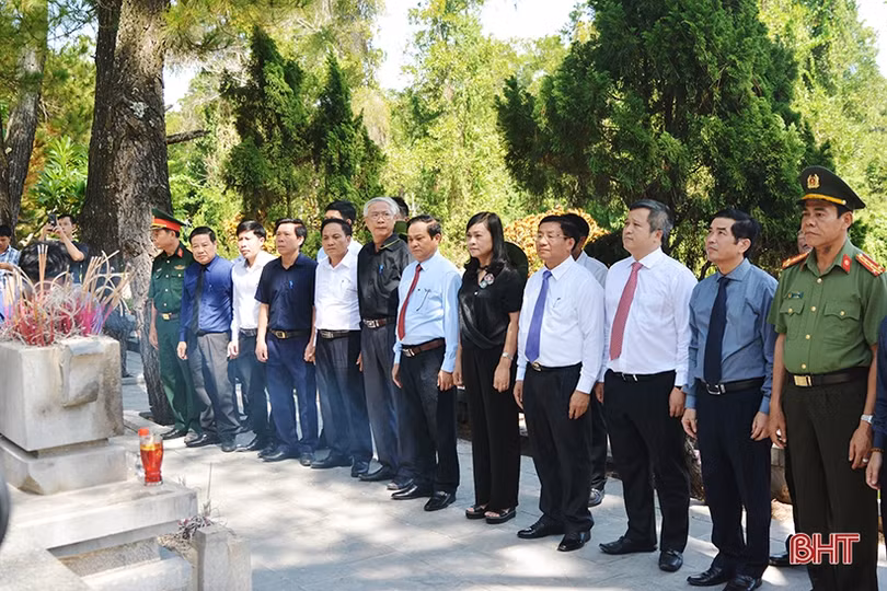 Lãnh đạo tỉnh Hà Tĩnh dâng hương tại Nghĩa trang Trường Sơn, Đường 9
