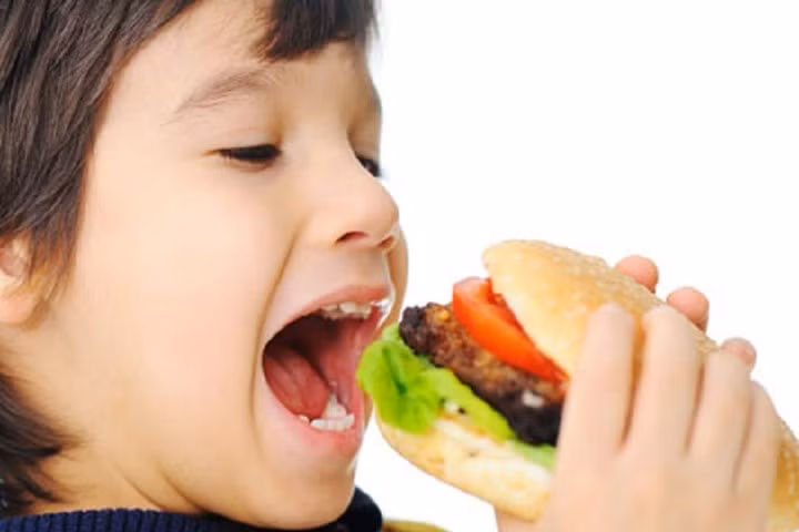 WHO khuyến cáo thực phẩm ăn sẵn cho trẻ em chứa quá nhiều đường