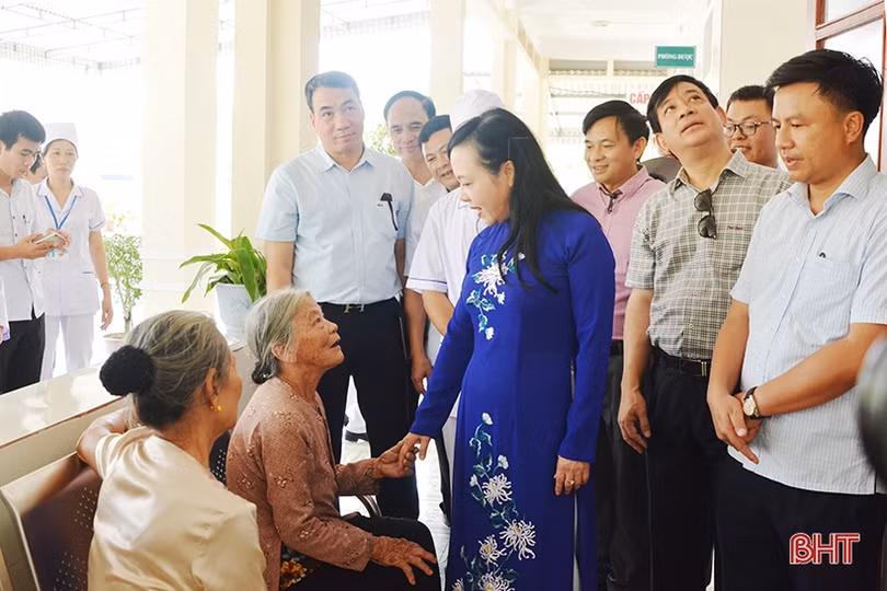 Bộ trưởng Bộ Y tế Nguyễn Thị Kim Tiến kiểm tra các trạm y tế điểm trên địa bàn Hà Tĩnh
