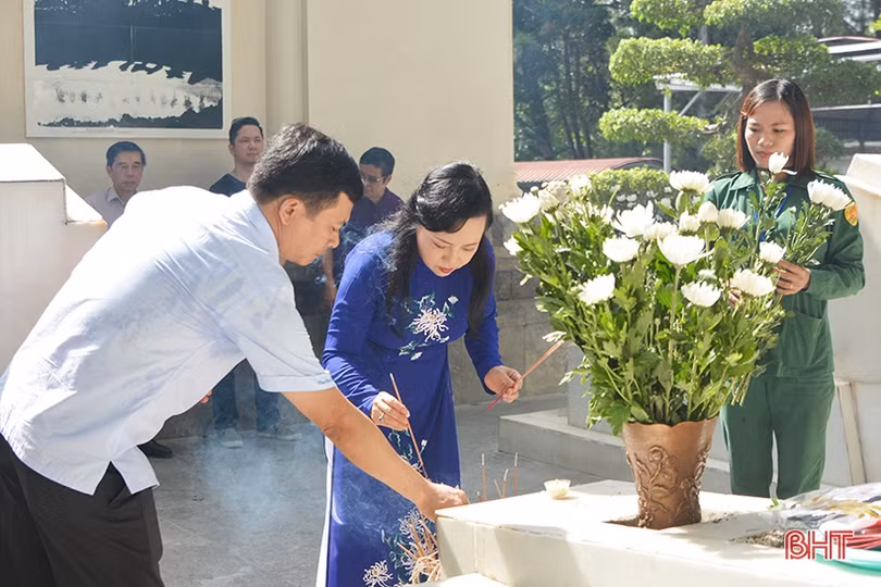 Bộ trưởng Bộ Y tế Nguyễn Thị Kim Tiến kiểm tra các trạm y tế điểm trên địa bàn Hà Tĩnh