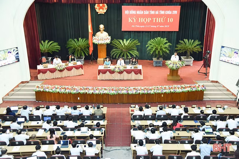 Sáng nay, HĐND tỉnh tiếp tục thảo luận tại hội trường và tiến hành chất vấn
