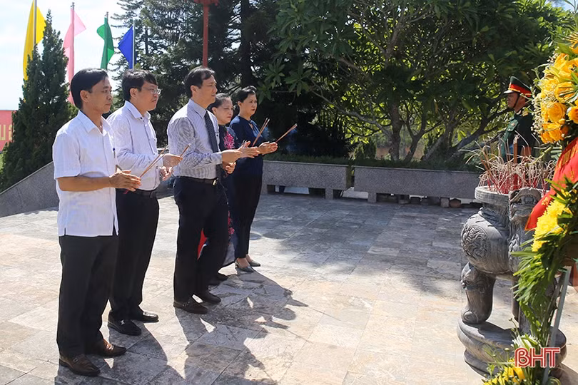Lãnh đạo tỉnh Hà Tĩnh dâng hương tri ân các anh hùng, liệt sỹ