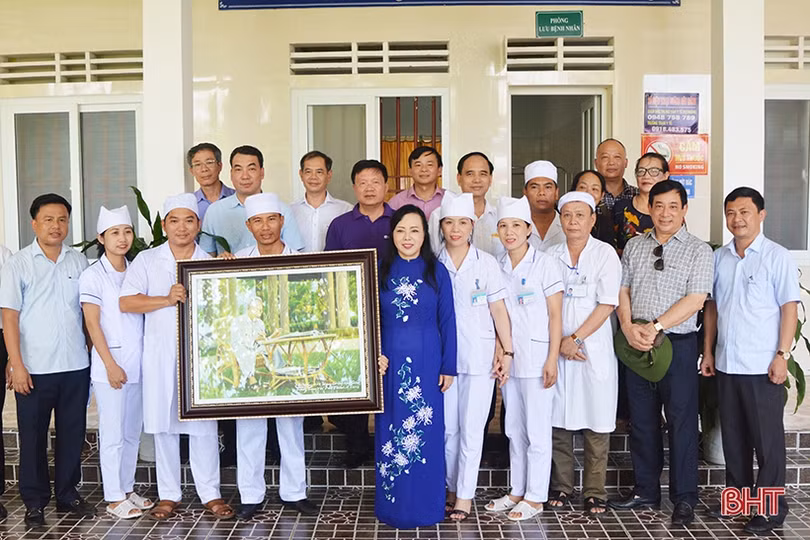 Bộ trưởng Bộ Y tế Nguyễn Thị Kim Tiến kiểm tra các trạm y tế điểm trên địa bàn Hà Tĩnh