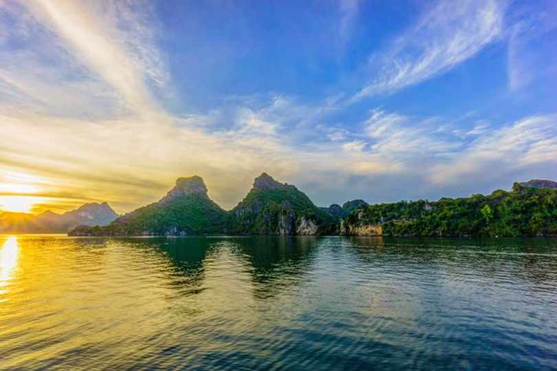 Vịnh Hạ Long vào top 10 điểm ngắm bình minh đẹp nhất thế giới