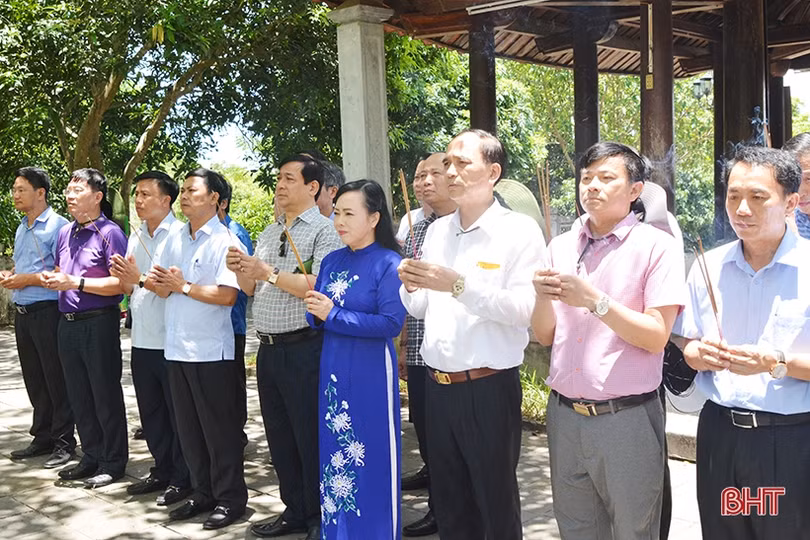 Bộ trưởng Bộ Y tế Nguyễn Thị Kim Tiến kiểm tra các trạm y tế điểm trên địa bàn Hà Tĩnh