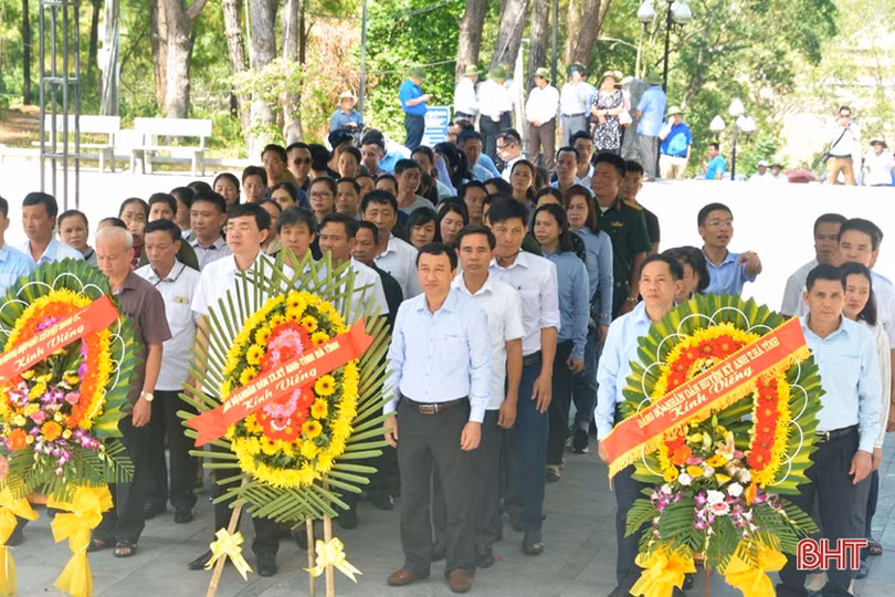 Đoàn đại biểu các địa phương Hà Tĩnh dâng hương tưởng nhớ các anh hùng liệt sỹ