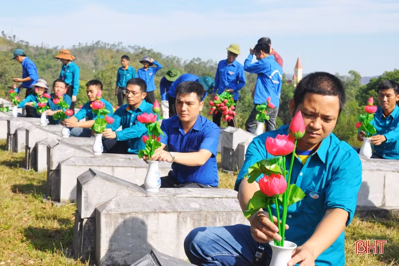 Hơn 7.000 đóa sen dâng mộ liệt sỹ tại Hà Tĩnh