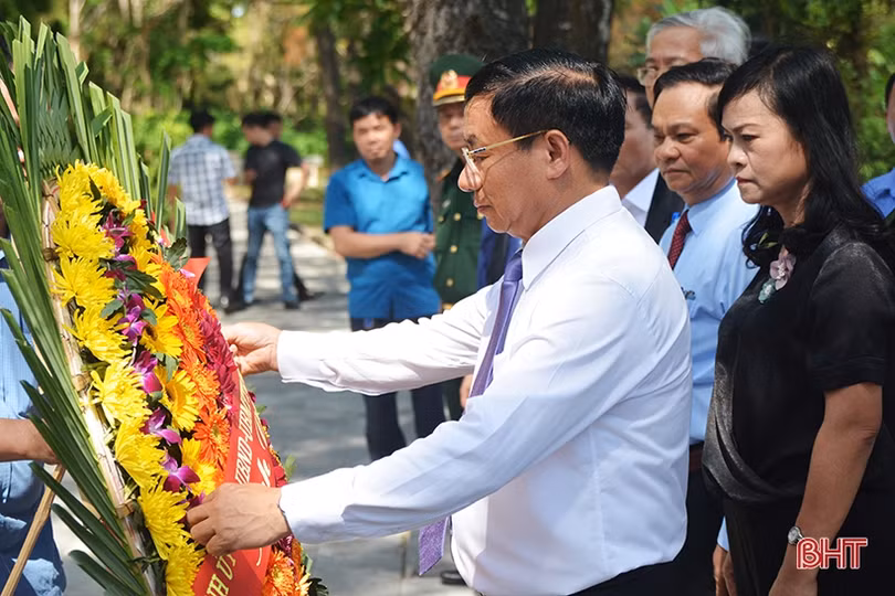 Lãnh đạo tỉnh Hà Tĩnh dâng hương tại Nghĩa trang Trường Sơn, Đường 9