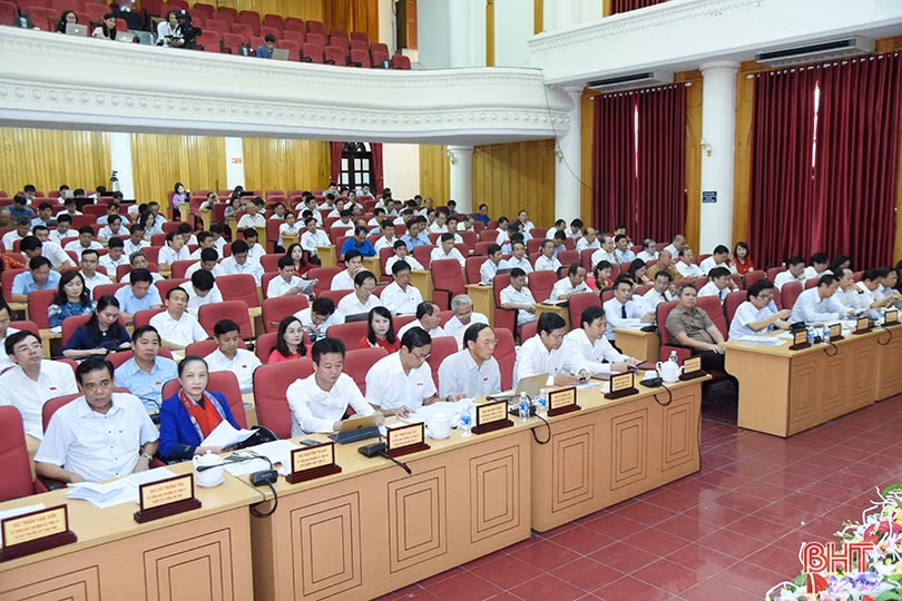 Sáng nay, HĐND tỉnh tiếp tục thảo luận tại hội trường và tiến hành chất vấn