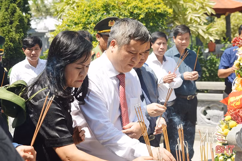 Lãnh đạo tỉnh Hà Tĩnh dâng hương tại Nghĩa trang Trường Sơn, Đường 9