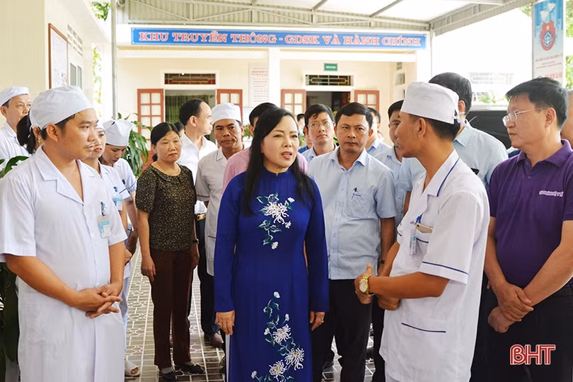 Bộ trưởng Bộ Y tế Nguyễn Thị Kim Tiến kiểm tra các trạm y tế điểm trên địa bàn Hà Tĩnh