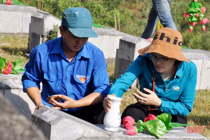 Hơn 7.000 đóa sen dâng mộ liệt sỹ tại Hà Tĩnh