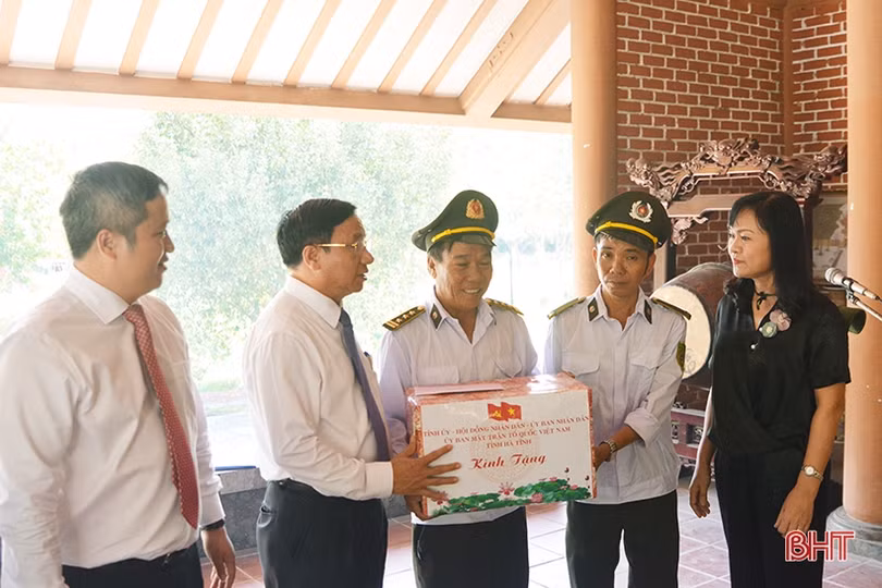 Lãnh đạo tỉnh Hà Tĩnh dâng hương tại Nghĩa trang Trường Sơn, Đường 9
