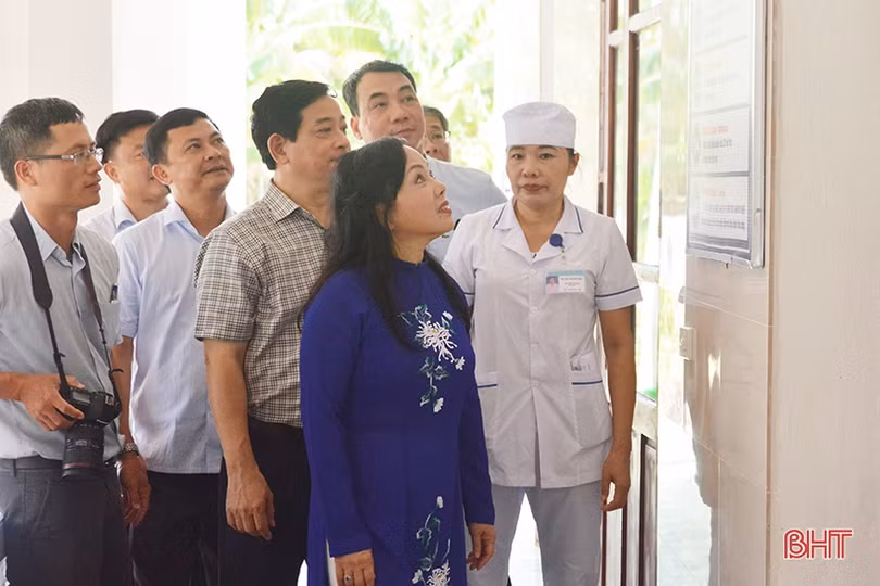 Bộ trưởng Bộ Y tế Nguyễn Thị Kim Tiến kiểm tra các trạm y tế điểm trên địa bàn Hà Tĩnh