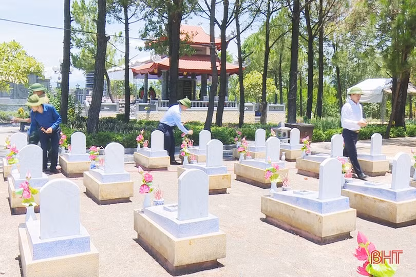 Đoàn đại biểu các địa phương Hà Tĩnh dâng hương tưởng nhớ các anh hùng liệt sỹ