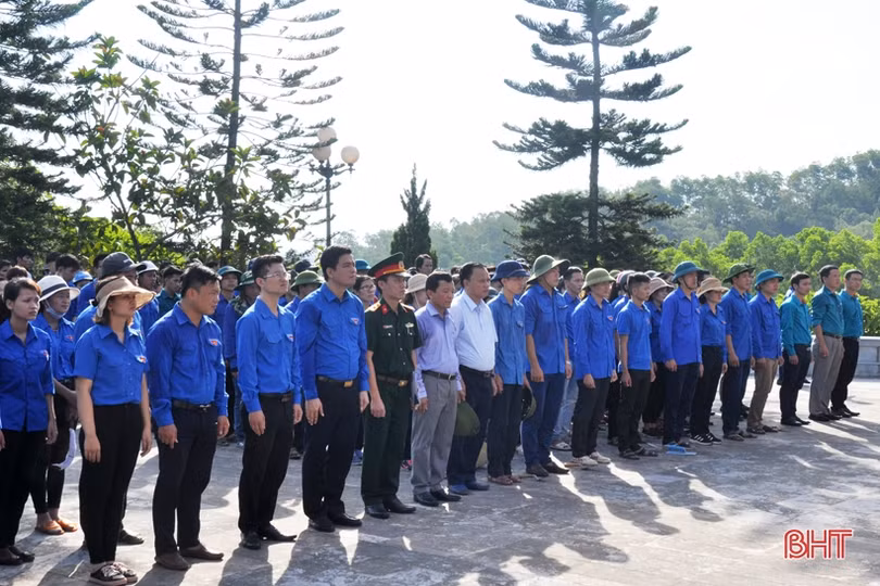 Hơn 7.000 đóa sen dâng mộ liệt sỹ tại Hà Tĩnh