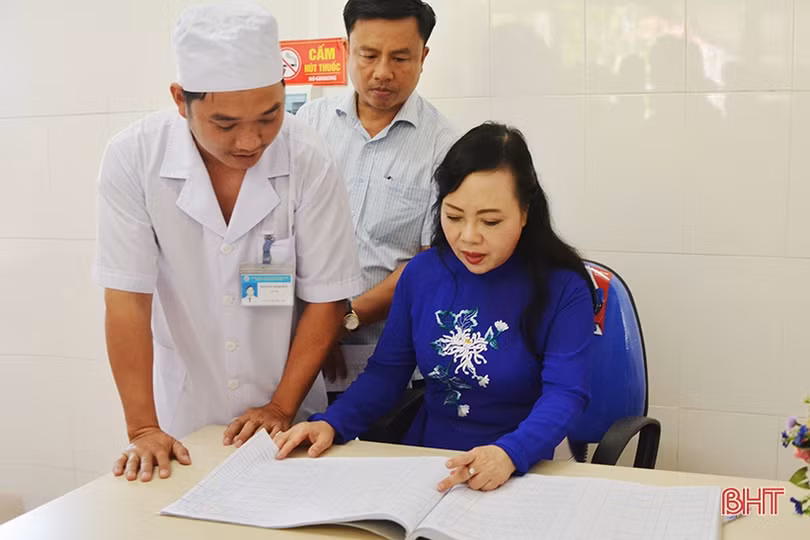 Bộ trưởng Bộ Y tế Nguyễn Thị Kim Tiến kiểm tra các trạm y tế điểm trên địa bàn Hà Tĩnh