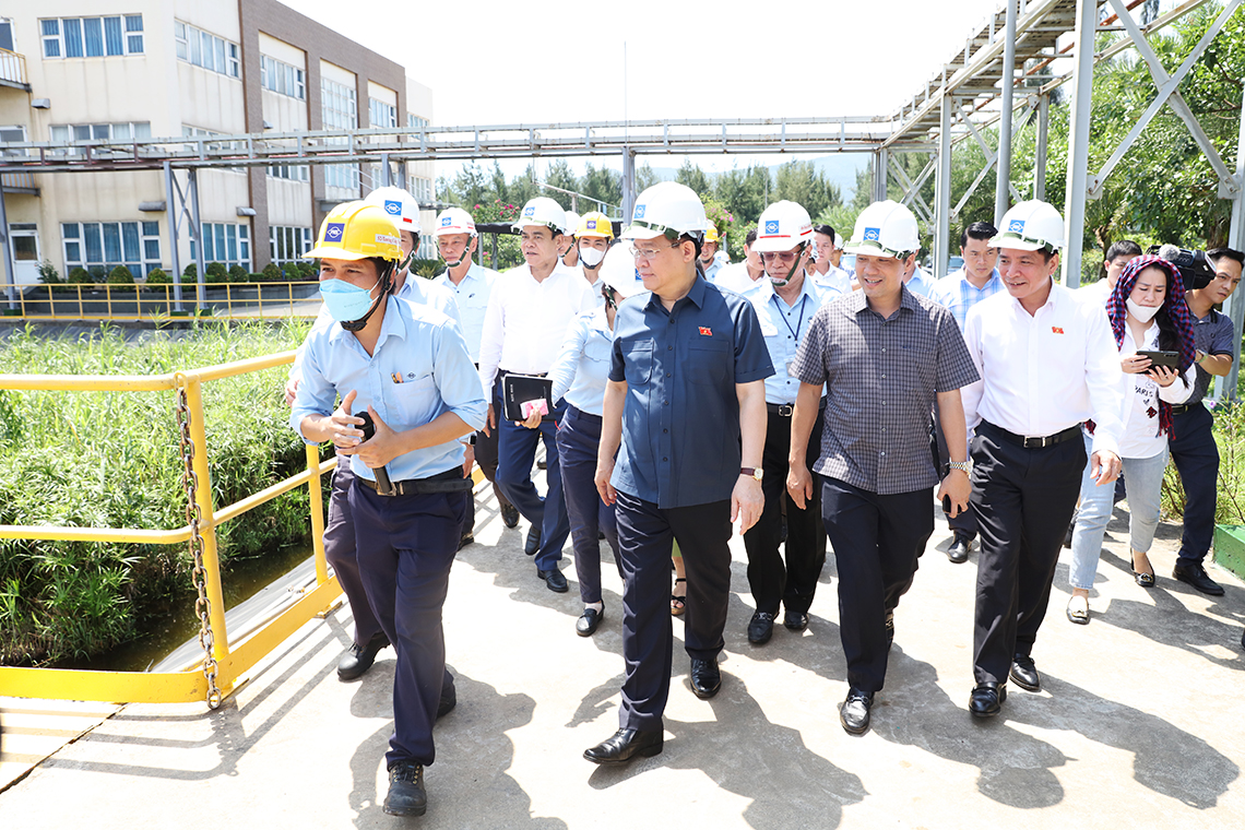 Chủ tịch Quốc hội Vương Đình Huệ kiểm tra sản xuất tại Khu kinh tế Vũng Áng
