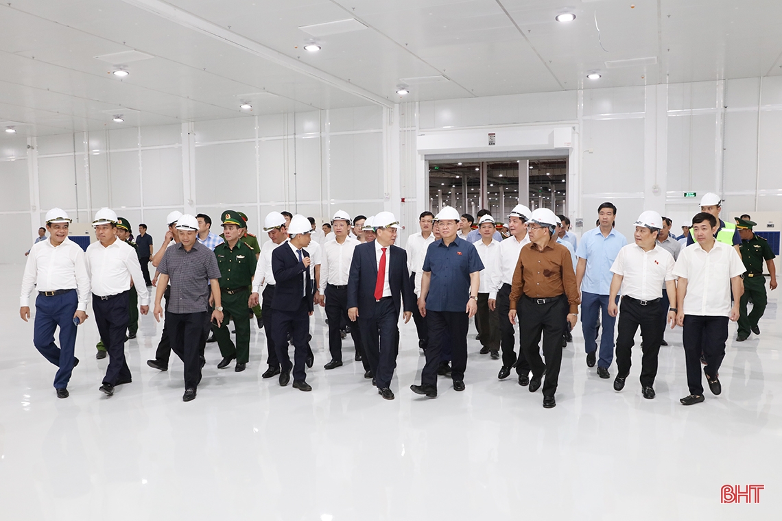 Chủ tịch Quốc hội Vương Đình Huệ kiểm tra sản xuất tại Khu kinh tế Vũng Áng