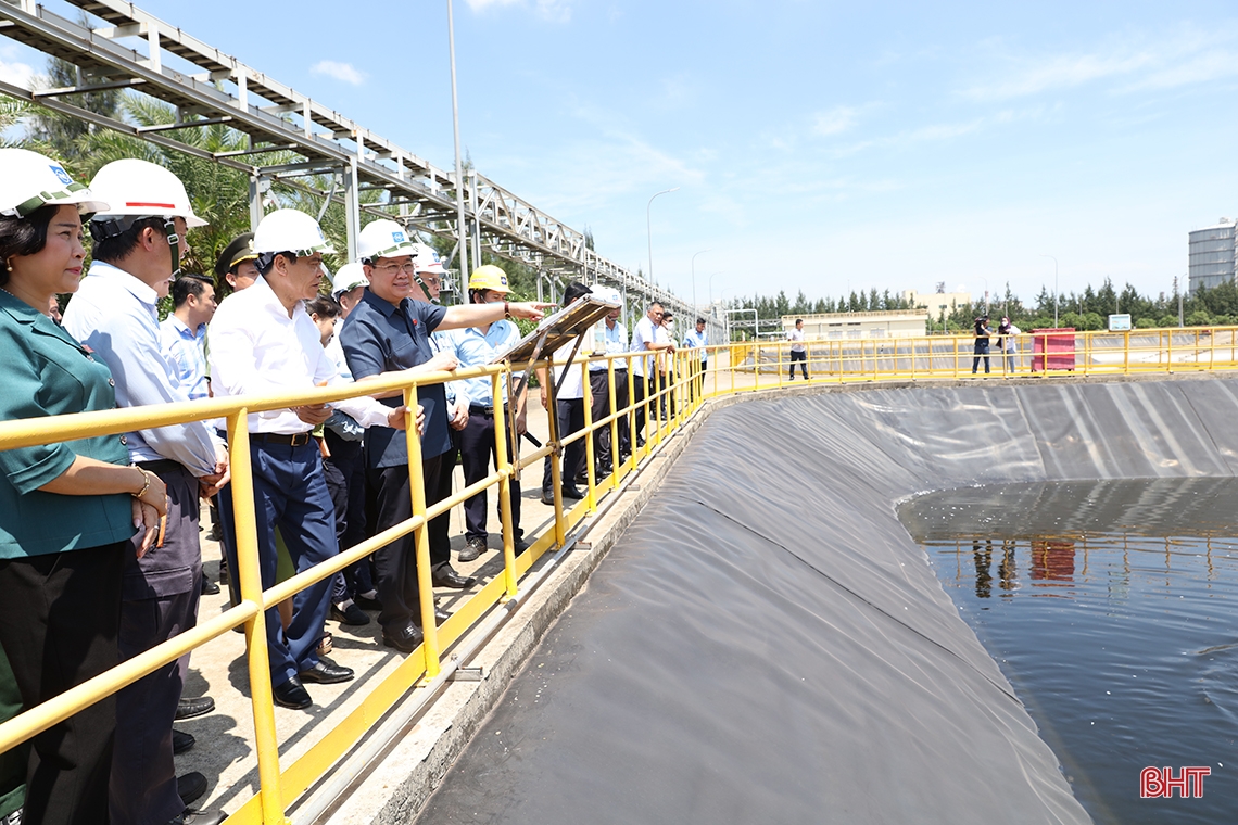 Chủ tịch Quốc hội Vương Đình Huệ kiểm tra sản xuất tại Khu kinh tế Vũng Áng