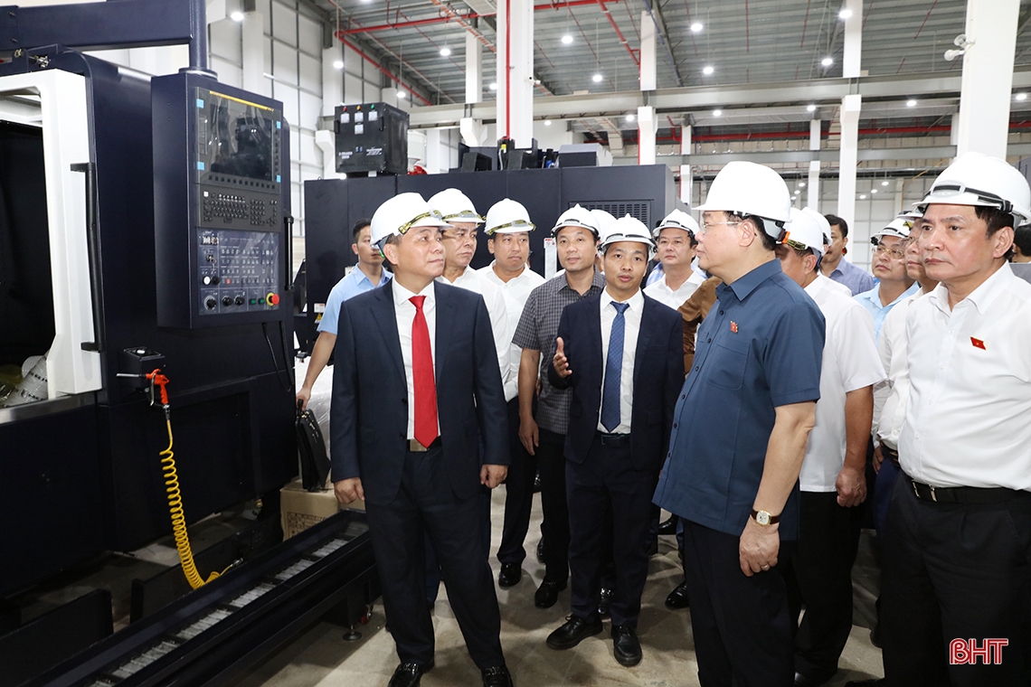 Chủ tịch Quốc hội Vương Đình Huệ kiểm tra sản xuất tại Khu kinh tế Vũng Áng