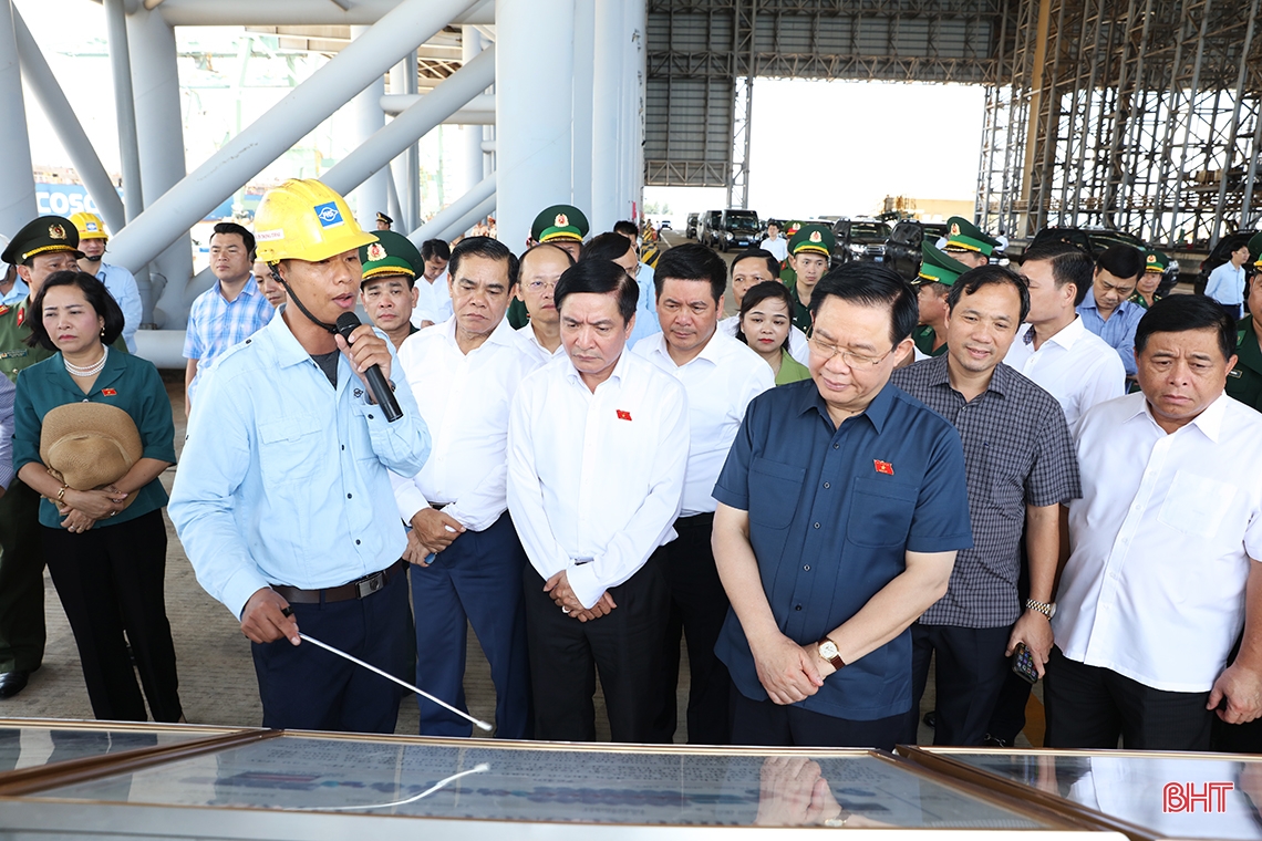 Chủ tịch Quốc hội Vương Đình Huệ kiểm tra sản xuất tại Khu kinh tế Vũng Áng
