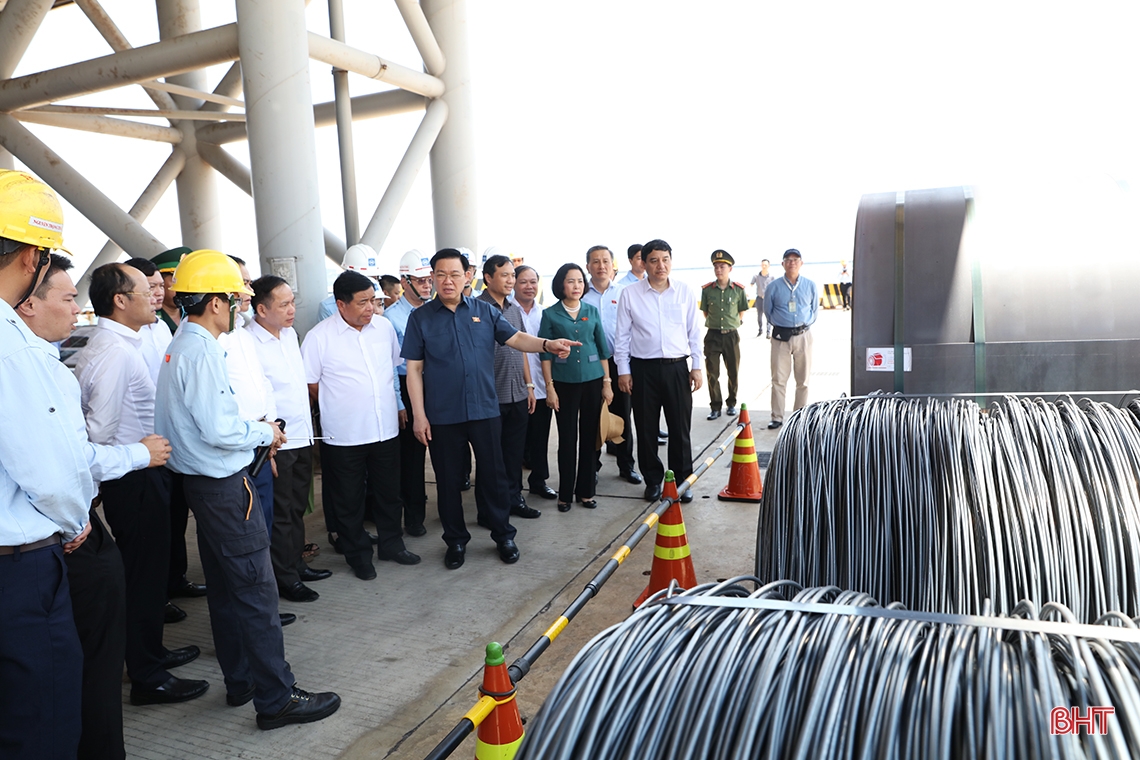 Chủ tịch Quốc hội Vương Đình Huệ kiểm tra sản xuất tại Khu kinh tế Vũng Áng