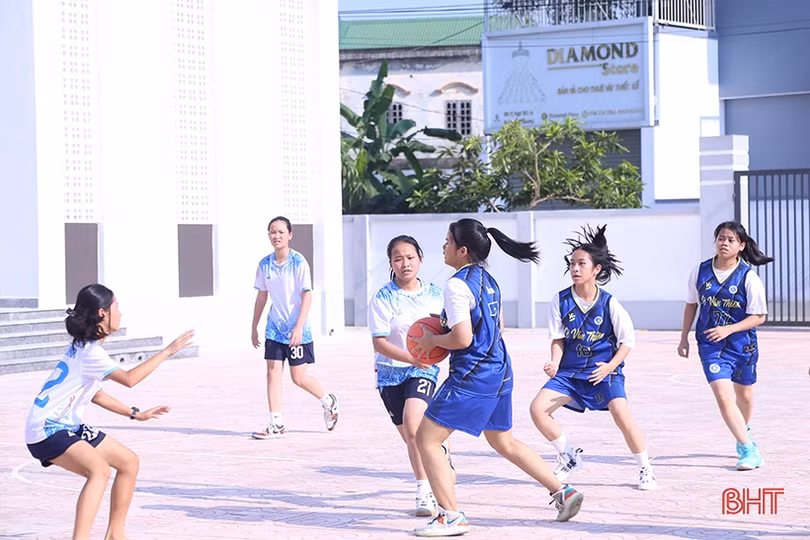 Học sinh TP Hà Tĩnh tranh tài giải bóng rổ