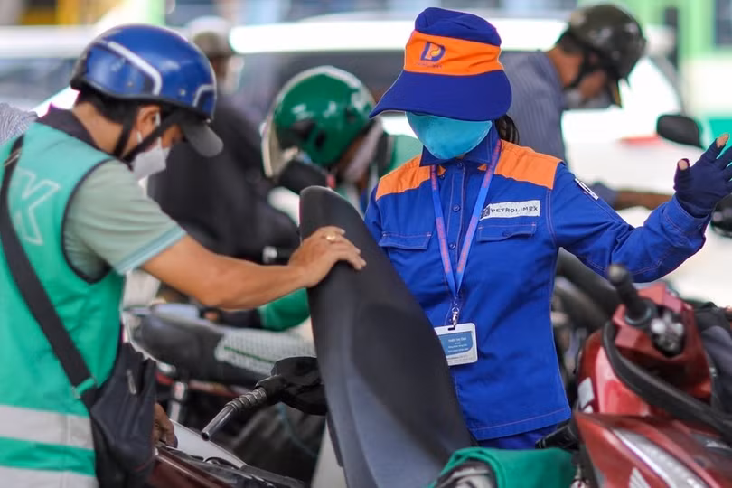 Giá xăng ngày mai có thể giảm hơn 1.000 đồng/lít