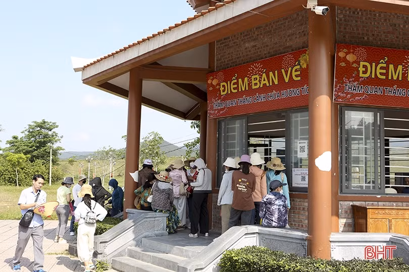 Chùa Hương Tích Hà Tĩnh đón hàng nghìn du khách