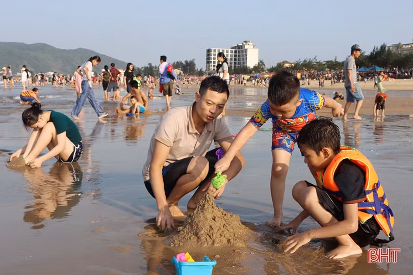 Các bãi biển Hà Tĩnh kín khách du lịch