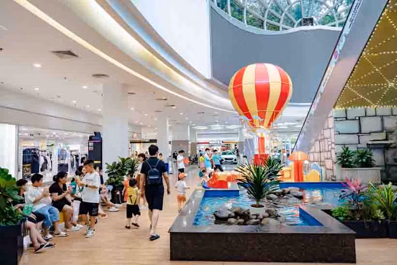 Người dân kéo tới trung tâm thương mại vui chơi, mua sắm dịp nghỉ lễ