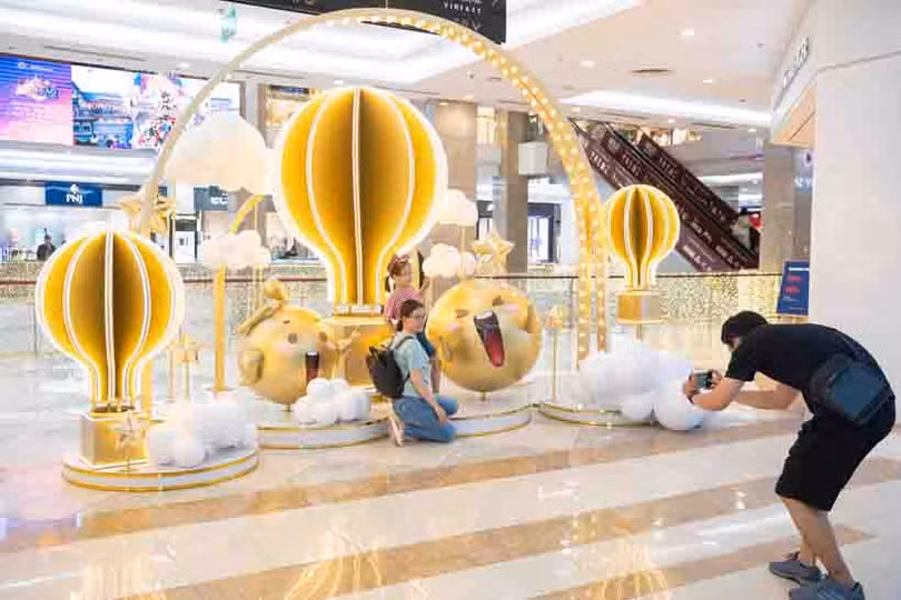 Người dân kéo tới trung tâm thương mại vui chơi, mua sắm dịp nghỉ lễ