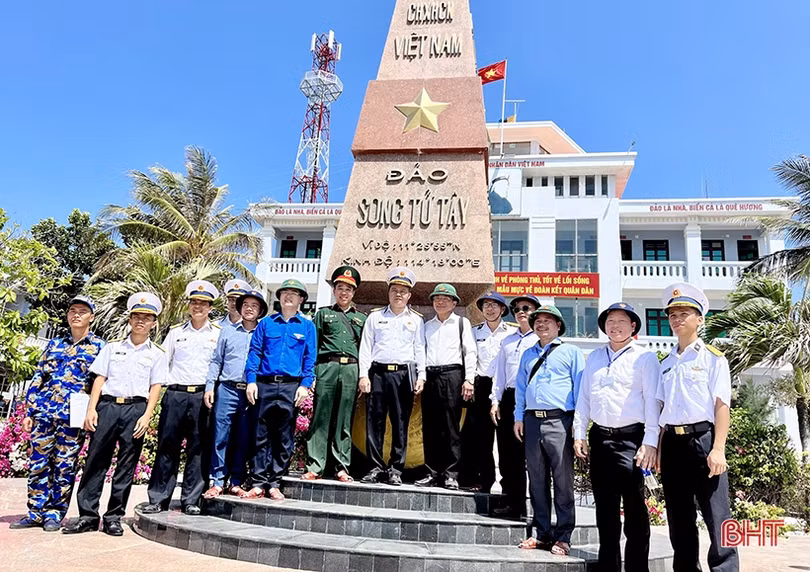 Đoàn công tác Hà Tĩnh thăm quần đảo Trường Sa và Nhà giàn DK1