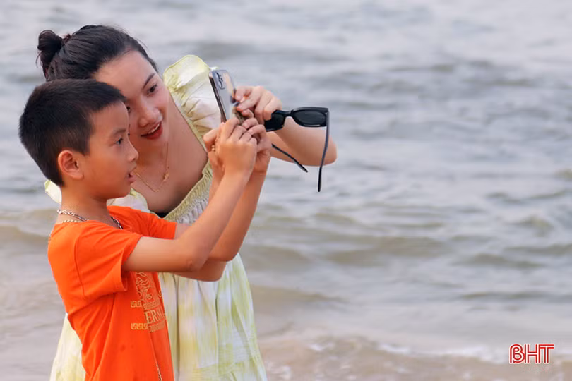 Biển Xuân Thành hút khách ngày nắng nóng