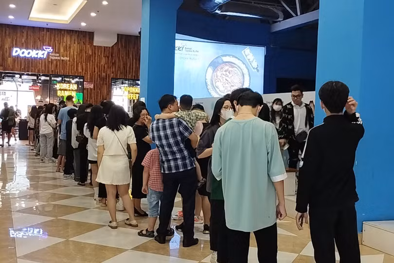 Người dân kéo tới trung tâm thương mại vui chơi, mua sắm dịp nghỉ lễ