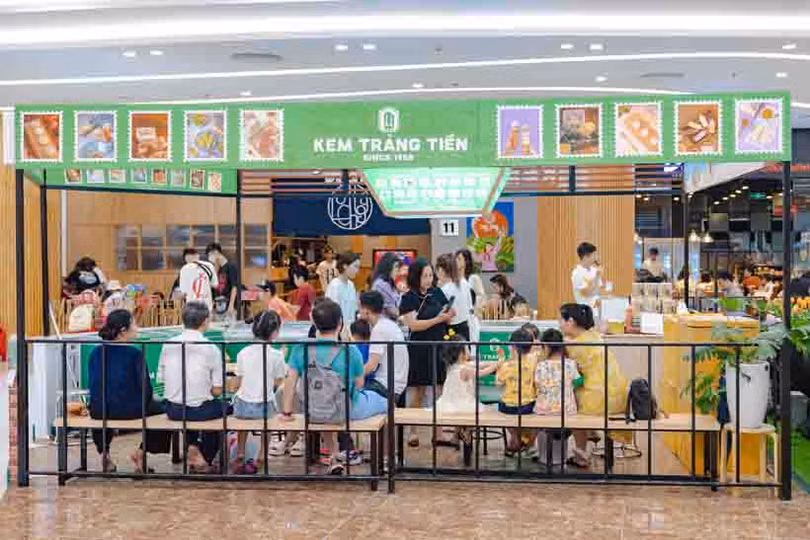 Người dân kéo tới trung tâm thương mại vui chơi, mua sắm dịp nghỉ lễ