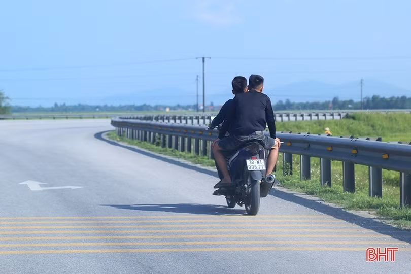 Một bộ phận người dân “phớt lờ” Luật Giao thông đường bộ