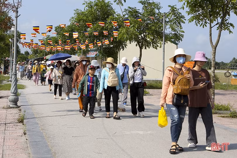 Chùa Hương Tích Hà Tĩnh đón hàng nghìn du khách