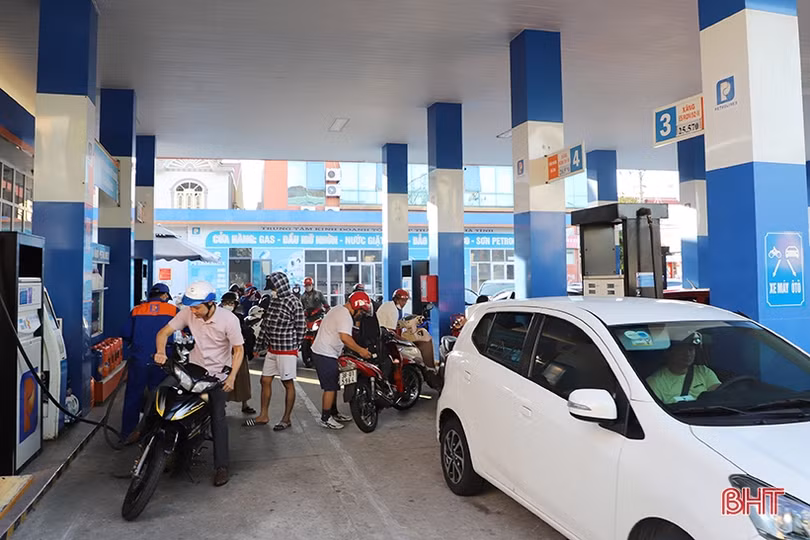 Nhóm hàng bán lẻ nào tăng trưởng doanh thu trong tháng 4?