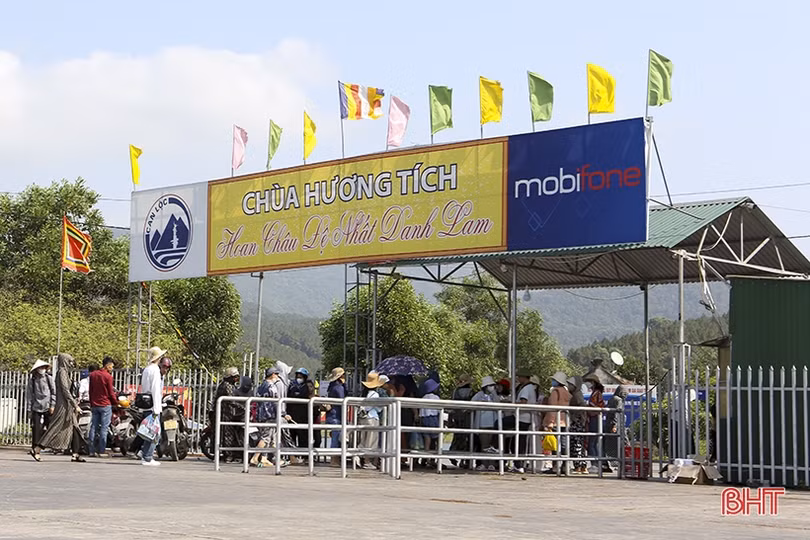 Chùa Hương Tích Hà Tĩnh đón hàng nghìn du khách