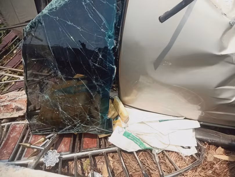 Lái xe bán tải chở hơn 7 triệu viên ma túy tông sập tường rào nhà dân