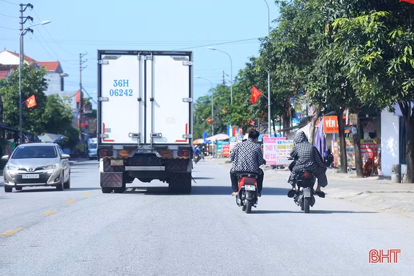 Một bộ phận người dân “phớt lờ” Luật Giao thông đường bộ