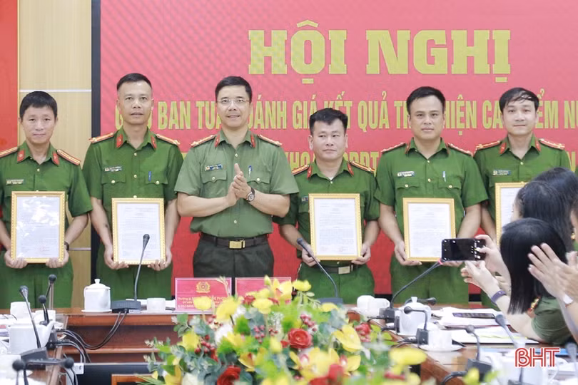 Trao thưởng các tập thể, cá nhân xuất sắc trong thực hiện Đề án 06